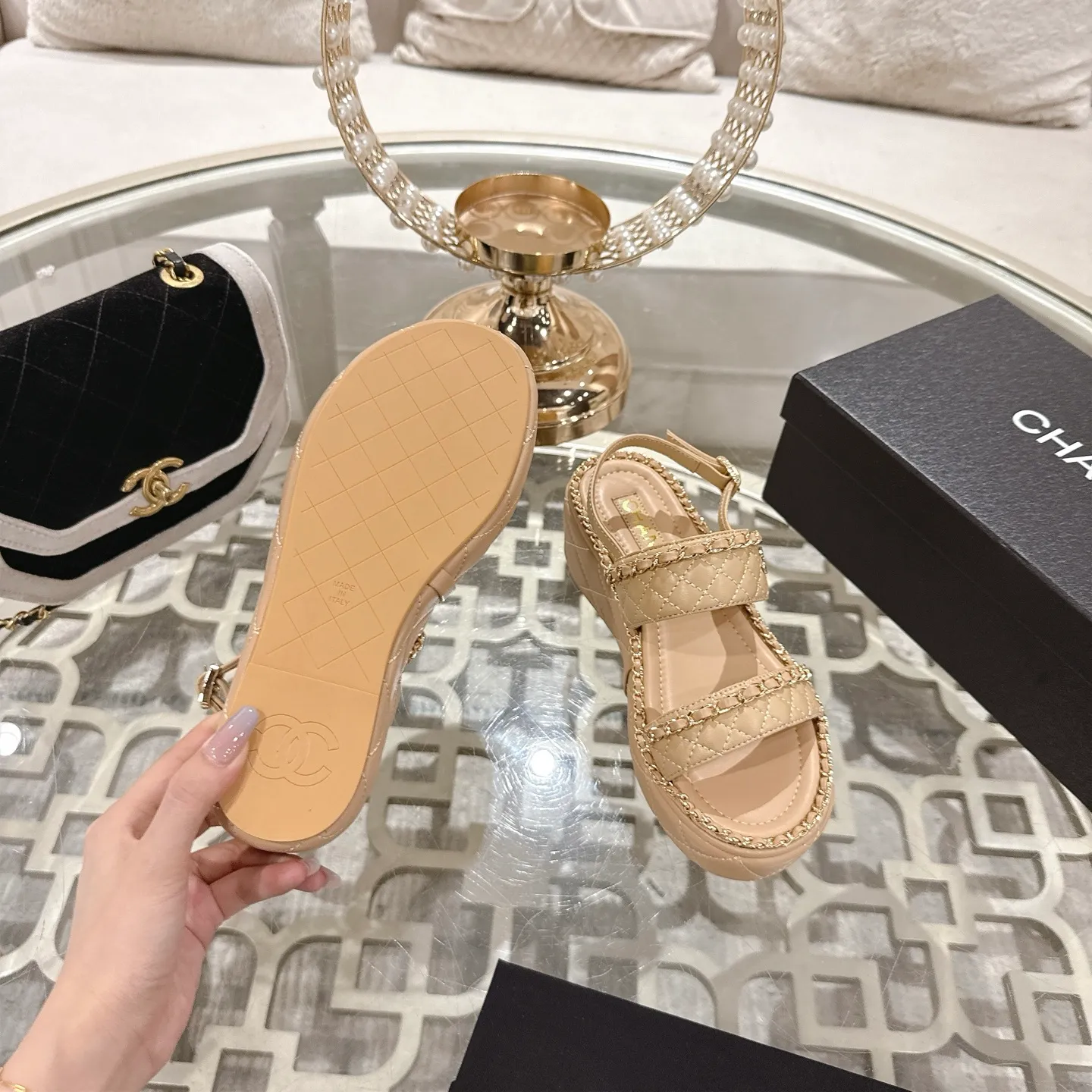 👟👟Ex-factory price 600👟👟 𝐂𝐇𝐀𝐍𝐄𝐋 | Xiaoxiang 25𝐬𝐬 🦋2025 Spring and Summer New Products Counter Classic Xiaoxiang Double C Diamond Chain Slippers Series New〰 🍬 The absolute best in the BS fashion circle. Matching will perform meticulously Minimalist, classic elements that will never fade away 💋 Show unique dressing style, too beautiful to say anything. A must-have for summer... Upper: Original high-customized lambskin Lining: Imported mixed sheepskin lining Outsole: Original molded non-slip outsole Shoe size: 35-39 (34.40.41.42 customization is not returnable)